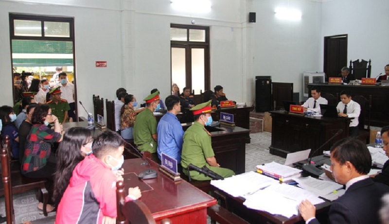 Phiên tòa xét xử bị cáo Lê Quang Huy Phương, bác sĩ bị cáo buộc hiếp dâm nữ điều dưỡng. (Ảnh: Dân Trí).
