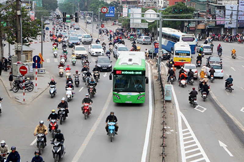 Dòng phương tiện chen lấn đi vào làn đường BRT.