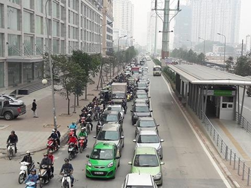 Hiệp hội Vận tải hành khách công cộng Hà Nội đề xuất TP dành 14 tuyến đường riêng cho xe buýt khiến dư luận dậy sóng. (Ảnh: Nguyễn Nam).