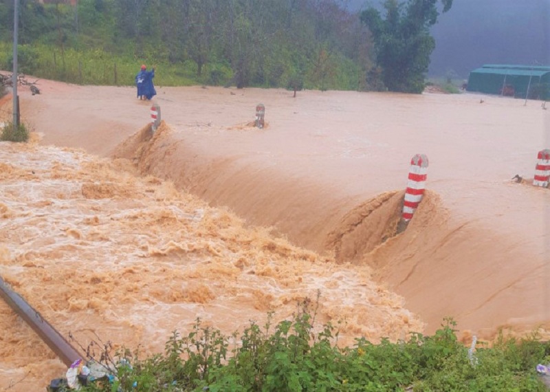 Những ngày qua Lâm Đồng xuất hiện mưa lớn khiến nước lũ dâng cao.