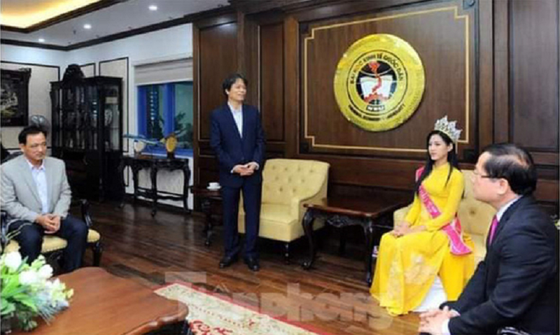 Bức ảnh khiến Hoa hậu Đỗ Thị Hà bị chê trách nhiều trên mạng xã hội. (Ảnh: Tiền Phong).