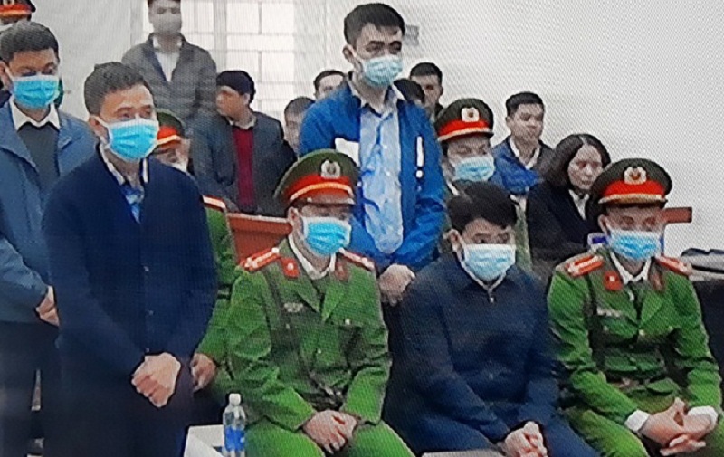 Bị cáo Nguyễn Đức Chung (ngồi hàng đầu) cùng ba đồng phạm nghe tòa tuyên án vụ 