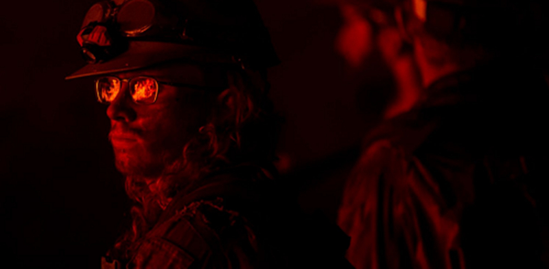 12. Đối mặt với địa ngục: Ngọn lửa phản chiếu trong chiếc kính của người lính cứu hỏa trong vụ cháy rừng ở El Dorado, California ngày 5/9 cho thấy sức tàn phá của “bà hỏa”. (Ảnh: Terry Pierson).