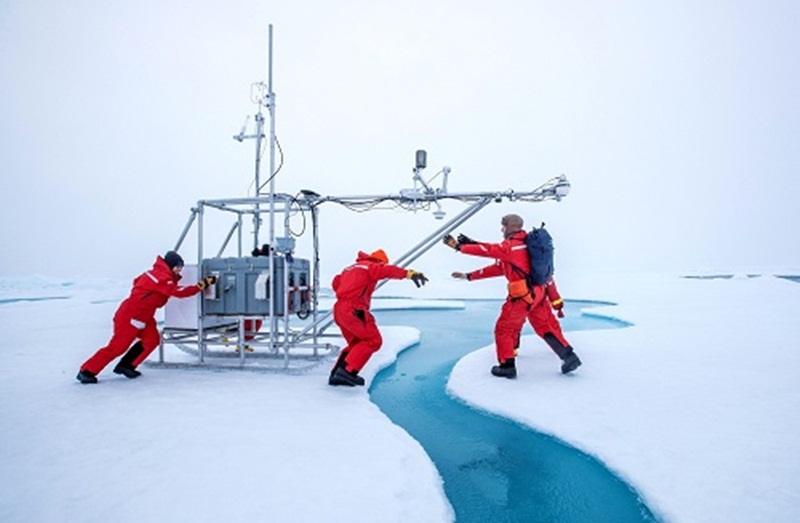 9. Thám hiểm Bắc Cực: Các nhà khoa học trong chuyến thám hiểm nghiên cứu Bắc Cực lớn nhất từ trước đến nay đang thực hiện các phép đo nhiệt độ, độ ẩm và hơi nước trong khí quyển. Sứ mệnh này đã giúp cung cấp những dữ liệu chưa từng có về khí hậu của cực bắc. (Ảnh: Alfred Wegener).