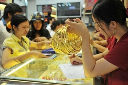 Bảng giá vàng hôm nay, giá vàng SJC, giá vàng 9999 hôm nay đồng loạt giảm mạnh trong mức 300 nghìn đồng/lượng.