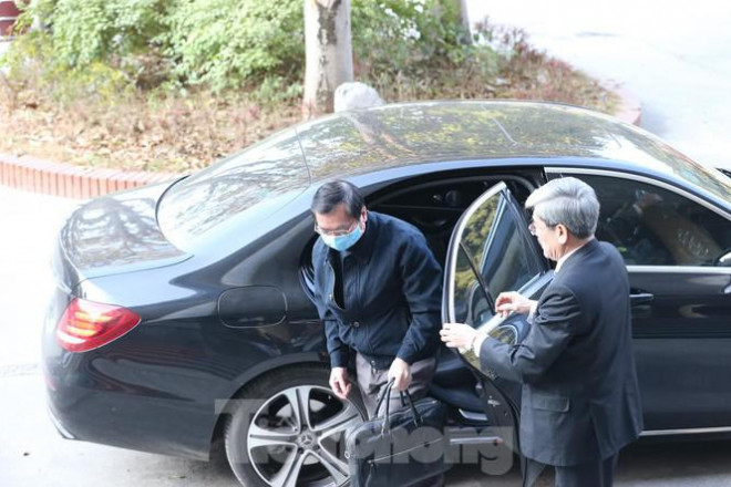 Hình ảnh bị cáo Vũ Huy Hoàng - cựu Bộ trưởng Công Thương bước ra từ xe ô tô 4 chỗ hiệu Mercedes khi đến tòa. (Ảnh: Tiền Phong).