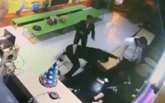 Hình ảnh ghi cảnh 2 gã đàn ông xông vào hành hung người phụ nữ. (Ảnh: Cắt từ clip).
