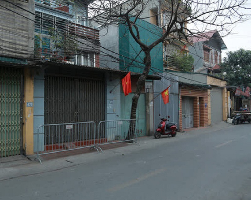 Lực lượng chức năng chốt chặn căn nhà trên đường Phúc Diễn, phường Xuân Phương nơi gia đình bệnh nhân Covid-19 sinh sống. (Ảnh: Long Quyền).
