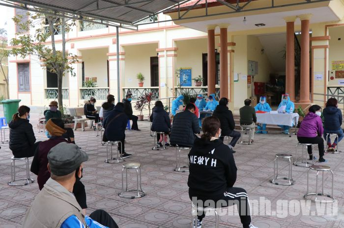 Nhiều người dân liên quan đến những bệnh nhân mắc SARS-CoV-2 có mặt tại Trạm Y tế xã Lâm Thao để điều tra dịch tễ và lấy mẫu xét nghiệm. (Ảnh: CTTĐT Bắc Ninh).