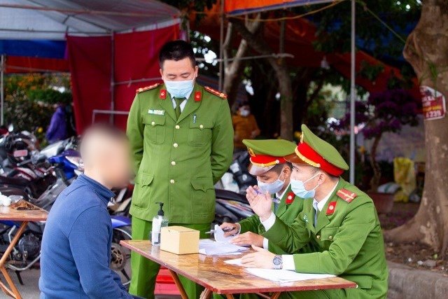 Một trường hợp bị xử phạt vì không đeo khẩu trang nơi công cộng ở Ninh Bình.