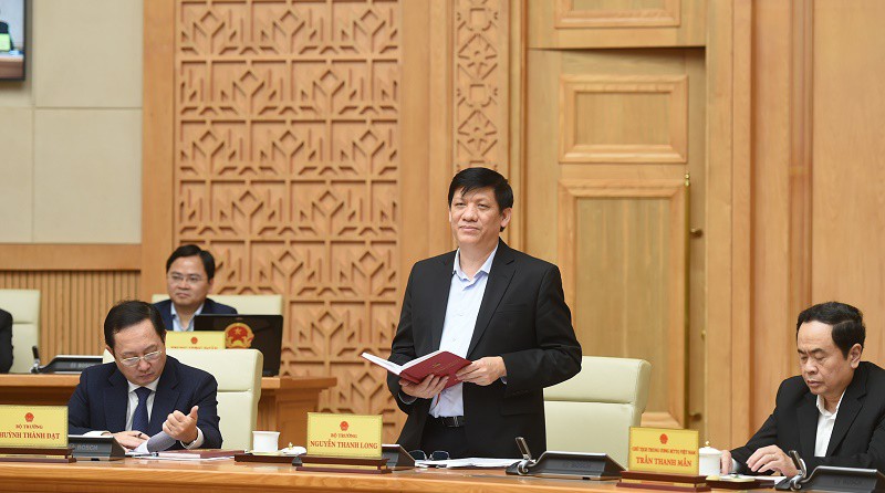 Bộ trưởng Bộ Y tế Nguyễn Thanh Long báo cáo tình hình phòng chống dịch COVID-19 tại phiên họp. (Ảnh: VGP).