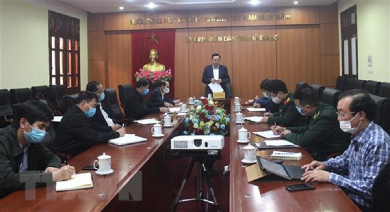 Chủ tịch UBND tỉnh Hà Giang phát biểu chỉ đạo tại buổi họp khẩn chiều 5/2 sau tin địa phương có ca dương tính Covid-19. (Ảnh: Minh Tâm/TTXVN)