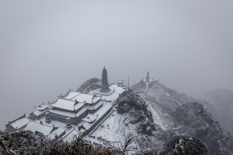 Theo ghi nhận, nhiệt độ hiện tại ở đỉnh Fansipan là âm -3 độ C, tiếp tục có tuyết, nơi dày nhất là 60 cm. Khung cảnh quần thể tâm linh trên đỉnh Fansipan lúc này đẹp không khác gì những bộ phim cổ trang với những mái chùa, bậc đá trắng tuyết phủ.