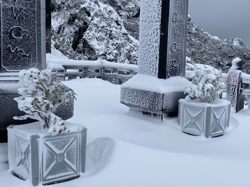 Những cột đá trông như những cung điện được bao bọc bởi tuyết trắng.
