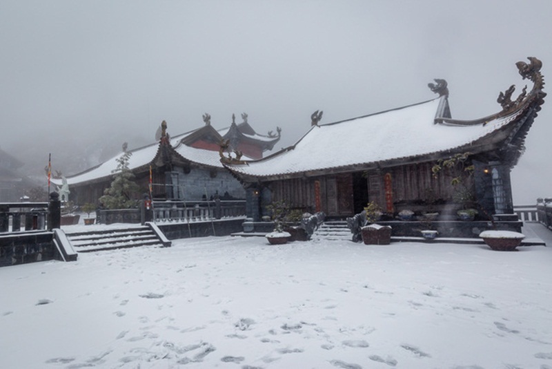 Những mái chùa cong vút phủ trắng bởi tuyết.