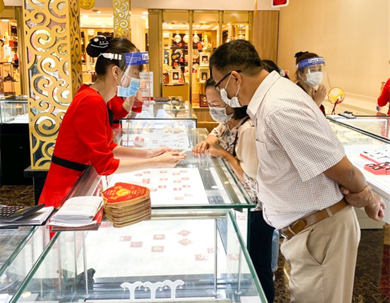 Nhân viên bán hàng được trang bị mặt nạ kính chống giọt bắn.