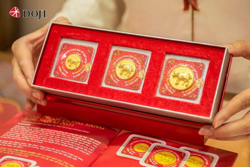 Đồng vàng Kim Ngưu Phát Lộc với hình ảnh trâu tả thực mạnh mẽ như lời chúc may mắn, thuận lợi, phú quý cho người sở hữu.