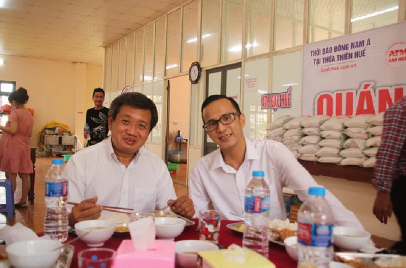 Ông Đoàn Ngọc Hải cùng chủ quán cơm 5k ở TP Huế dùng bữa trưa sau khi phục vụ khách hàng. (Ảnh: Báo Tổ Quốc).