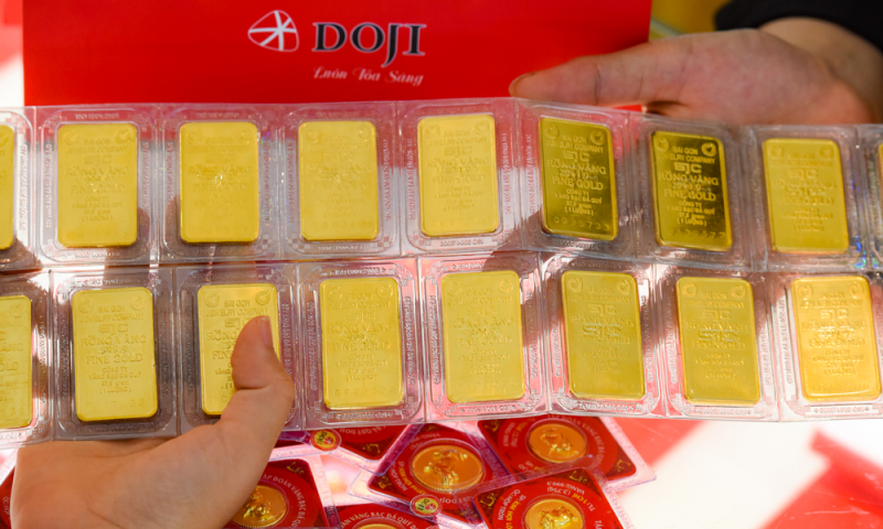Giá vàng hôm nay, giá vàng 9999 hôm nay, giá vàng SJC quay đầu giảm nhẹ. Giá vàng DOJI đang ở mốc 56 triệu đồng/lượng mua vào, bán ra là 56,5 triệu đồng.