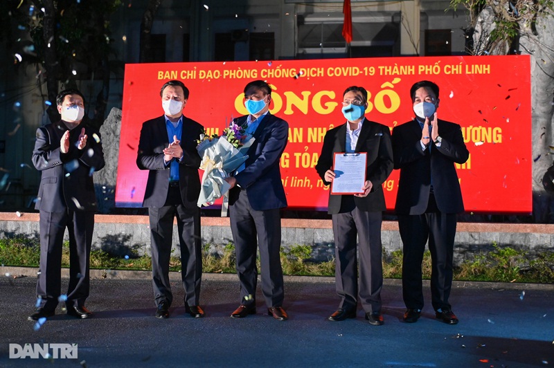 Lãnh đạo tỉnh Hải Dương công bố dỡ bỏ phong tỏa TP Chí Linh. (Ảnh: Dân Trí).