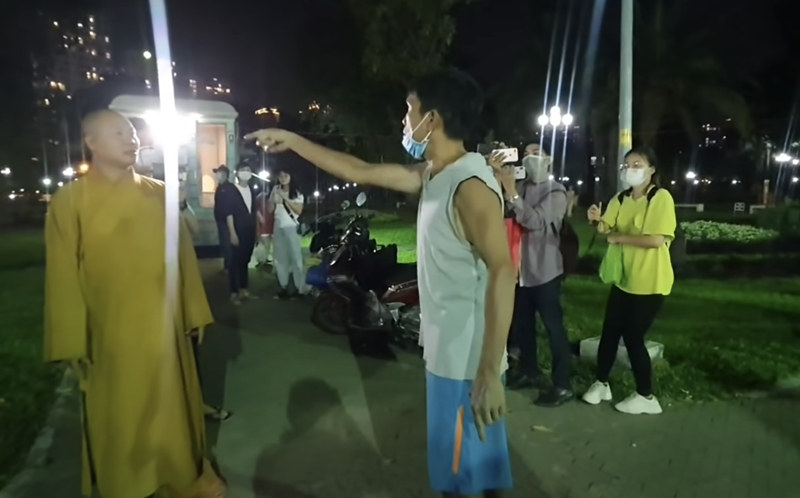 Nhiều Youtuber ghi hình khi ông Nguyễn Minh Phúc 'Thầy chùa ăn thịt chó' và một người dân xô xát.