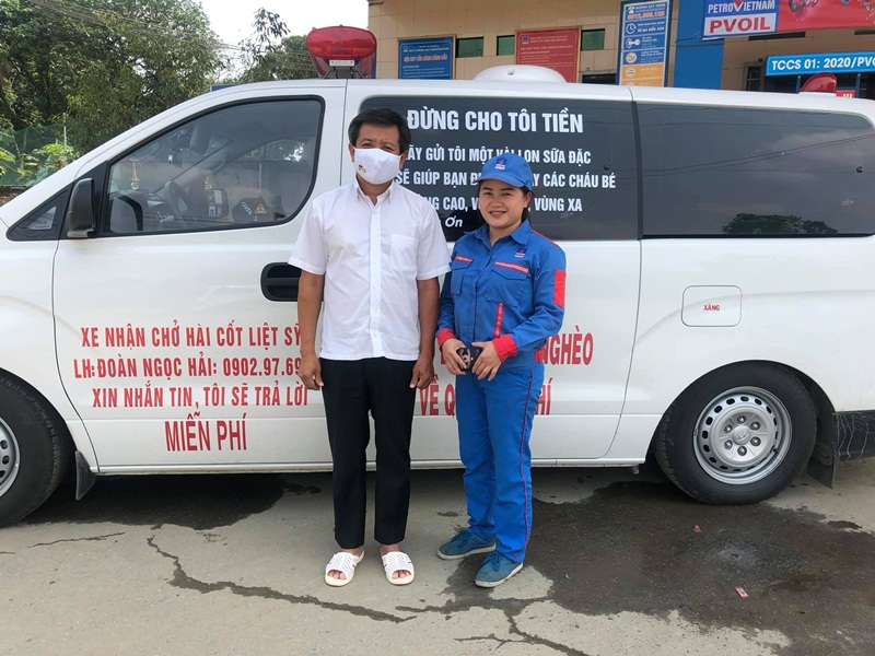 Ông Đoàn Ngọc Hải cùng chiếc xe chở bệnh nhân miễn phí được đổ xăng miễn phí tại hệ thống cửa hàng PVOIL VIỆT NAM. (Ảnh: FB Đoàn Ngọc Hải).