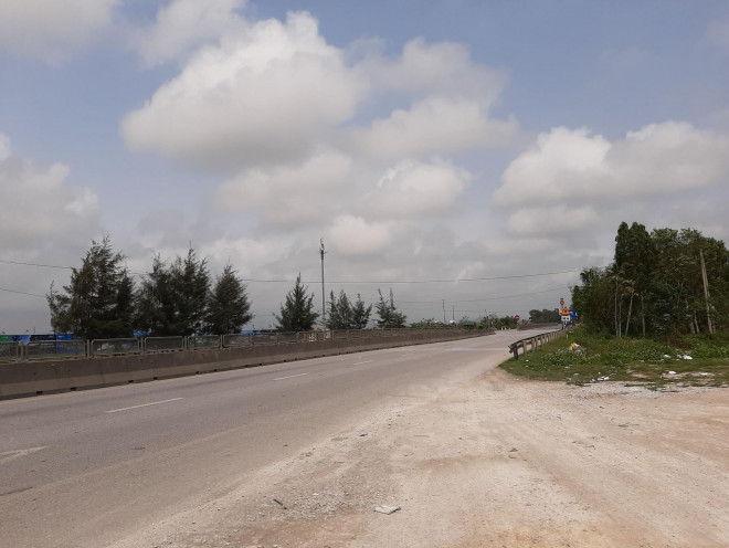 Đoạn đường QL1A chạy qua xã Hoằng Đồng (Thanh Hóa), nơi xảy ra vụ tai nạn giao thông. (Ảnh: GĐXH).