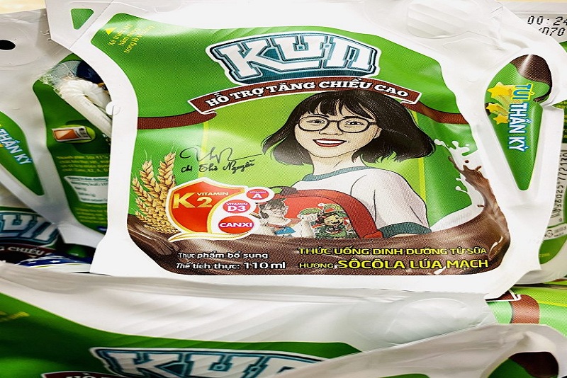 Hình ảnh quảng cáo kèm theo chữ ký của Thơ Nguyễn trên bao bì sản phẩm Sữa Kun. (Ảnh: FB).