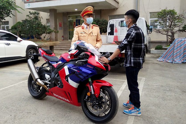 Nam thanh niên đi xe máy giá 1 tỷ phóng 299km/h trên Đại lộ Thăng Long làm việc với cảnh sát.
