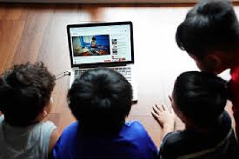 Chuyên gia cho rằng để trẻ em tự do xem Youtube là tiềm ẩn nguy cơ xấu. (Ảnh minh họa).