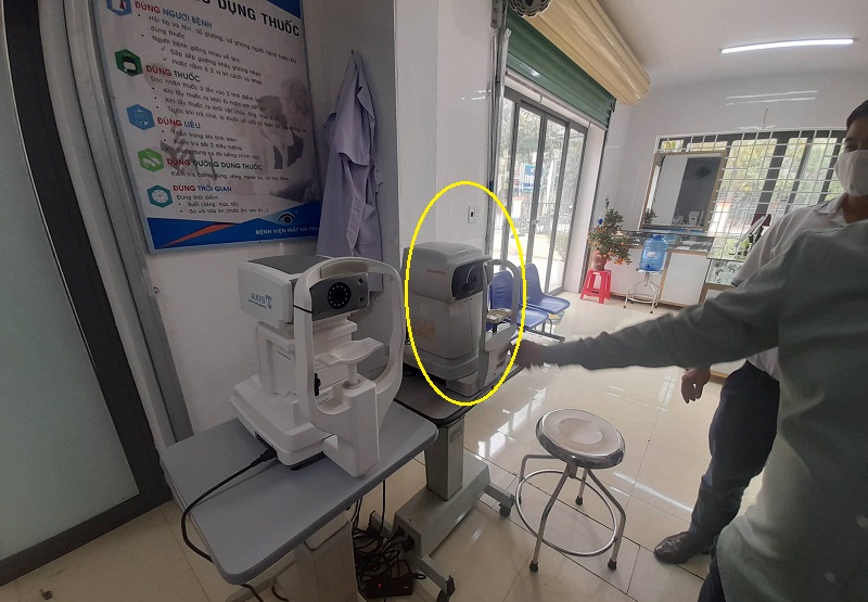 Máy đo mắt của Bệnh viện Mắt Hà Tĩnh (khoanh vàng) để chung với máy đo mắt của tư nhân tại phòng đã cho thuê, thời điểm ghi nhận ngày 15/3, có sự chứng kiến của Giám đốc Bệnh viện.