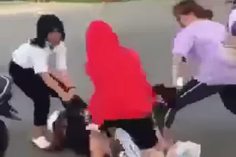 4 nữ sinh hùa nhau đánh dã man 1 nữ sinh ở Đồng Tháp gây xôn xao.