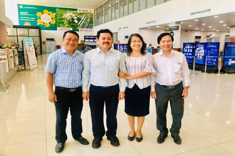 Một số lãnh đạo huyện Bình Sơn và tỉnh Quảng Ngãi chụp ảnh lưu niệm với ông Yên dịp tháng 7/2020. (Ảnh: Doanh Nghiệp & Tiếp Thị).