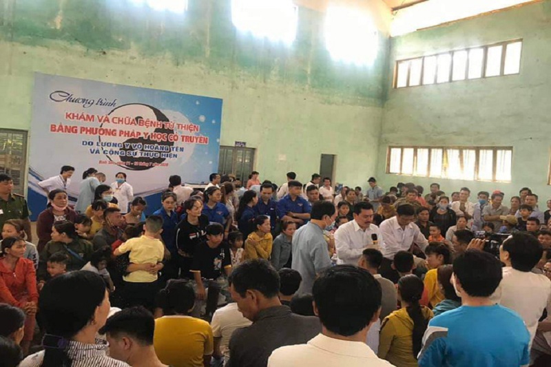 'Thần y' Võ Hoàng Yên chữa bệnh tại Quảng Ngãi vào tháng 7/2020. (Ảnh: Internet).