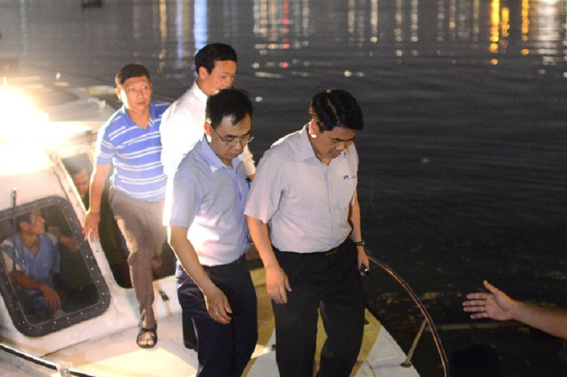 Ông Nguyễn Đức Chung - cựu Chủ tịch UBND TP Hà Nội trong lần đi khảo sát cá chết ở Hồ Tây. (Ảnh: Zing.vn).