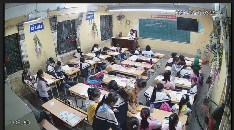 Hình ảnh học sinh làm việc riêng trong giờ dạy của cô giáo Tuất.