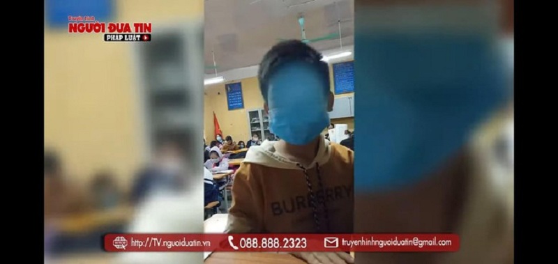 Học sinh che mặt lên bàn cô giáo cướp điện thoại (Ảnh chụp clip Người đưa tin).