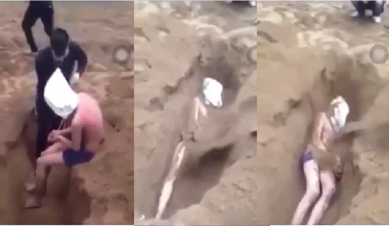 Hình ảnh nam thanh niên bị bịt mắt, đào cát chôn sống.