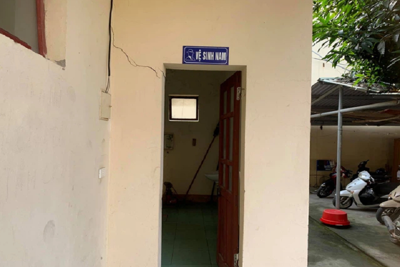Khu vực nhà vệ sinh tại Hội trường lớn Huyện ủy Hương Sơn đã bị xuống cấp. (Ảnh: Doanh nghiệp tiếp thị).