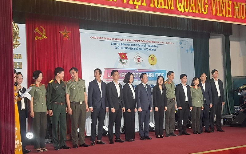 Lãnh đạo UBND TP Hà Nội cùng các đại biểu trong Ban chỉ đạo khai mạc Hội thao Kỹ thuật sáng tạo tuổi trẻ ngành Y tế khu vực Hà Nội năm 2021.
