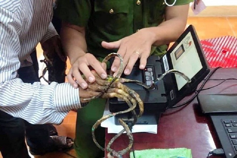 Hình ảnh dị nhân có móng tay dài đi làm căn cước công dân ở Nam Định đang được lan truyền trên mạng xã hội.