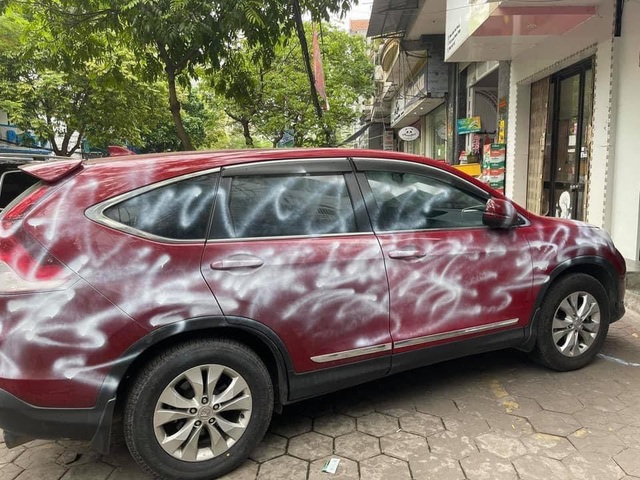 Chủ xe bàng hoàng khi chiếc xe ô tô của mình bị phun sơn trắng loang lổ. (Ảnh: Page Hải Phòng).