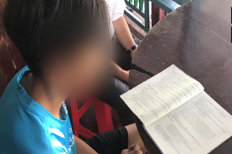 Một em học sinh lớp 6 chưa đọc thông, viết thạo được phản ánh. (Ảnh: Tuổi Trẻ).