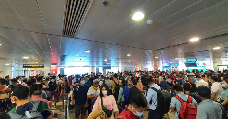 Lượng khách đông nghẹt khu vực chờ soi chiếu an ninh ở sân bay Tân Sơn Nhất. (Ảnh: NLĐ).