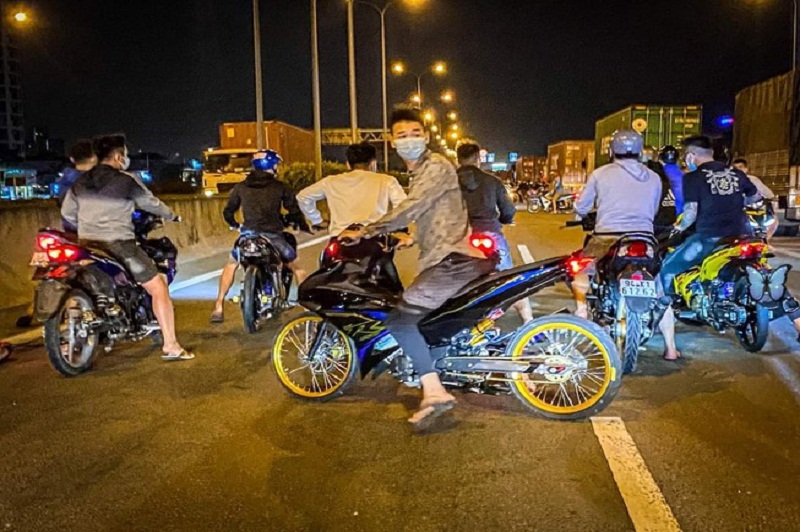 Nhóm 'quái xế' chặn một đoạn cao tốc TP HCM - Long Thành - Dầu Giây (TP Thủ Đức) chạy xe gây rối trật tự vào rạng sáng 19/3.