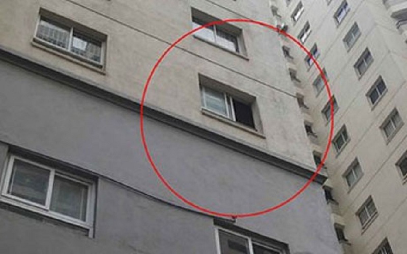 Hình ảnh cửa sổ trong vụ việc bé 7 tuổi rơi từ cửa sổ tầng 4 nhà CT3 KĐT Văn Khê, Hà Đông, Hà Nội xuống đất năm 2014.