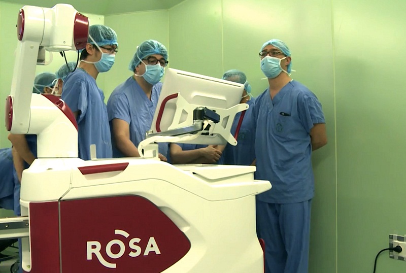 Thiết bị robot Rosa bị thổi giá hơn 5 lần khi đưa vào Bệnh viện Bạch Mai.