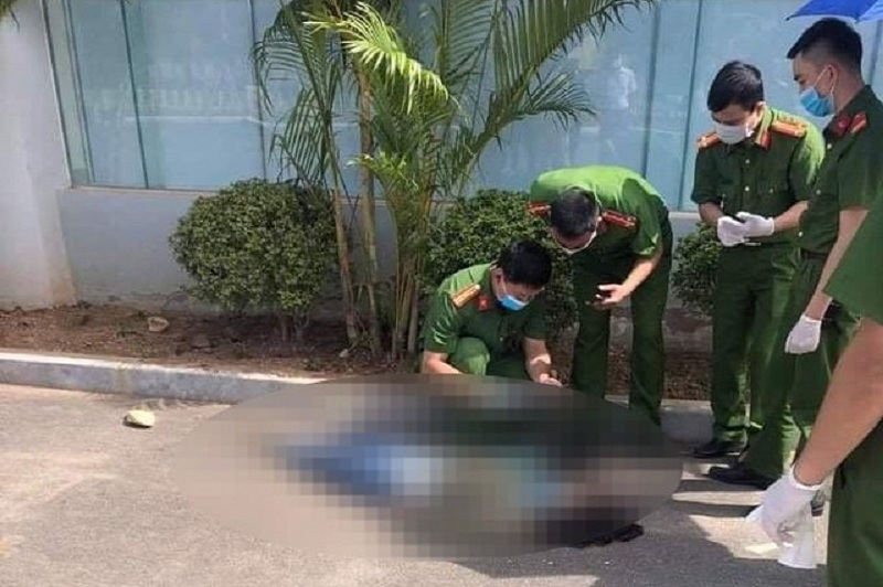 Nữ cán bộ trẻ của CDC Sơn La rơi lầu 7 tử vong, hiện cơ quan chức năng đang khám nghiệm hiện trường.