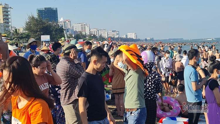 Cảnh hàng ngàn người du lịch ở biển Sầm Sơn dịp nghỉ lễ 30/4 vừa qua được báo Vietnamnet ghi nhận.