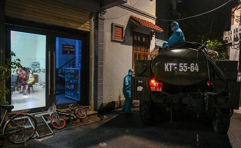 Tình hình dịch bệnh COVID-19 tại Hà Nội ngày 10/5, ảnh Bộ Tư lệnh Thủ đô đã triển khai phun khử khuẩn 4 thôn thuộc địa bàn xã Kim Sơn (Gia Lâm, Hà Nội) sau khi ghi nhận 4 ca dương tính với SARS-CoV-2 tại khu vực này.